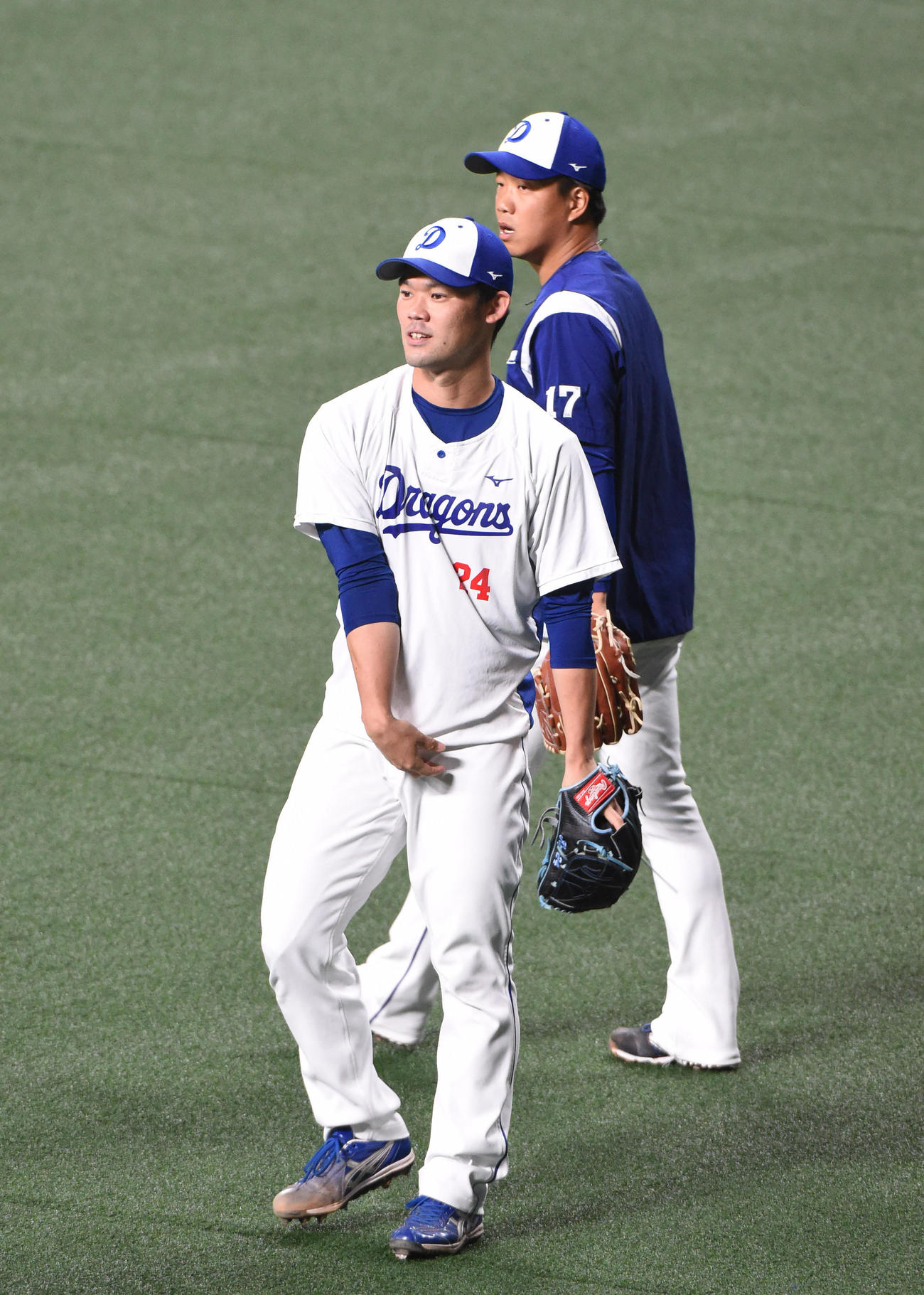 キャッチボールをする福谷浩司（手前）奥は柳裕也（撮影・森本幸一）