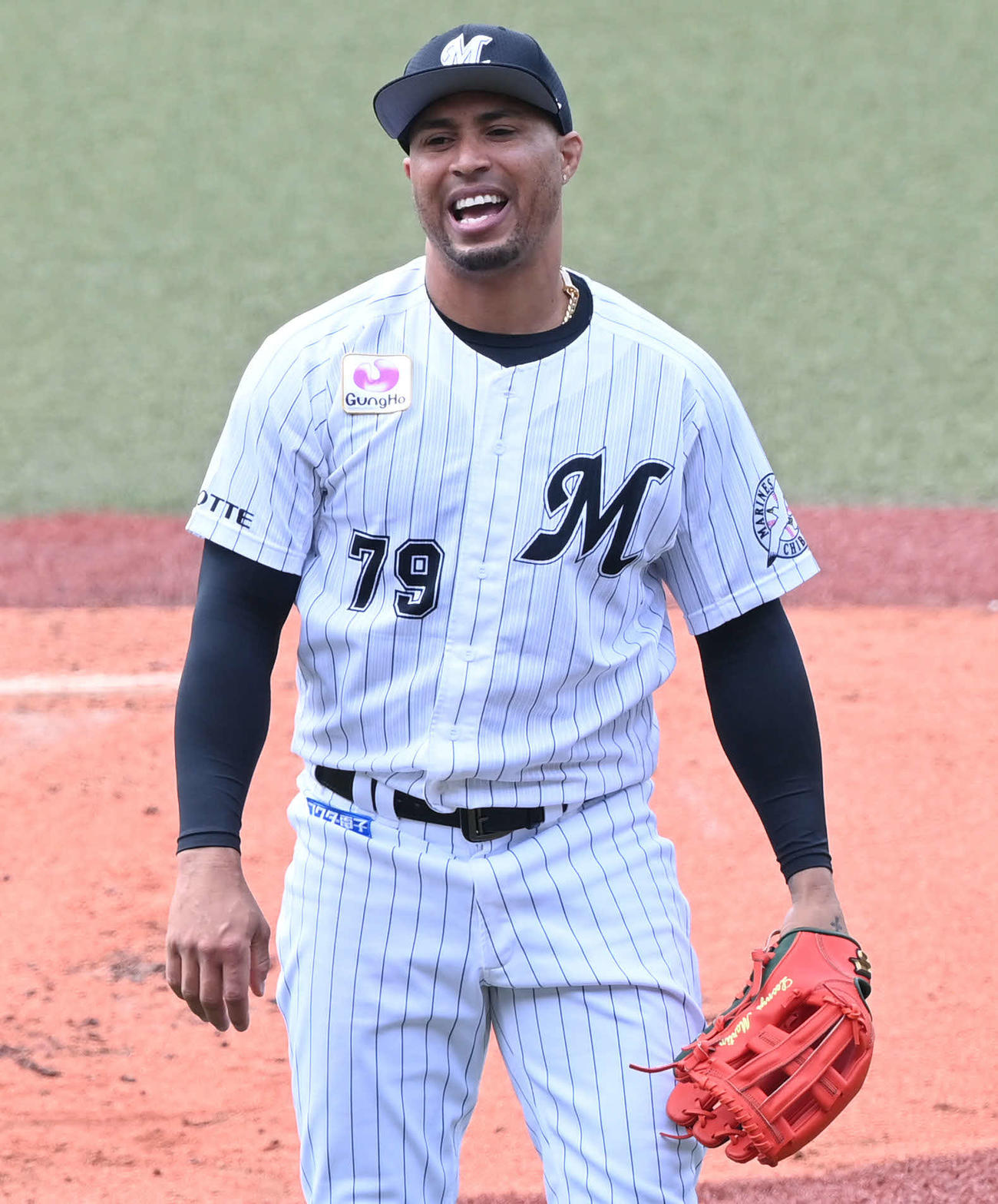 ノックの合間に笑顔を見せるロッテ・マーティン（撮影・山崎安昭）