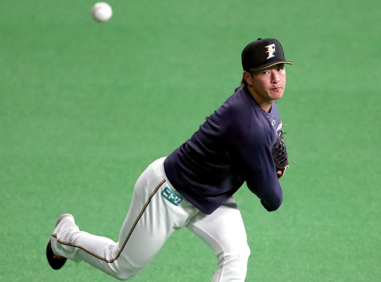 キャッチボールをする日本ハム吉田（撮影・佐藤翔太）