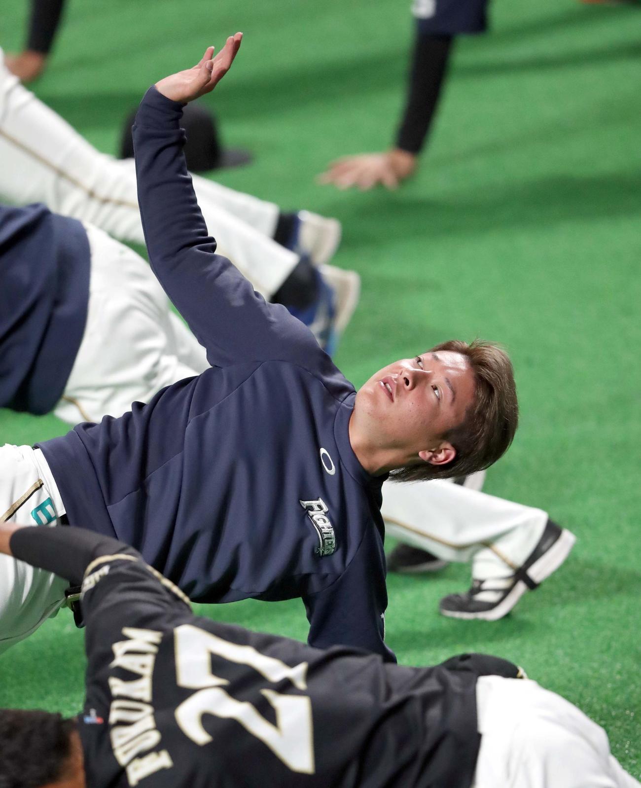 体幹トレーニングをする日本ハム吉田（撮影・佐藤翔太）