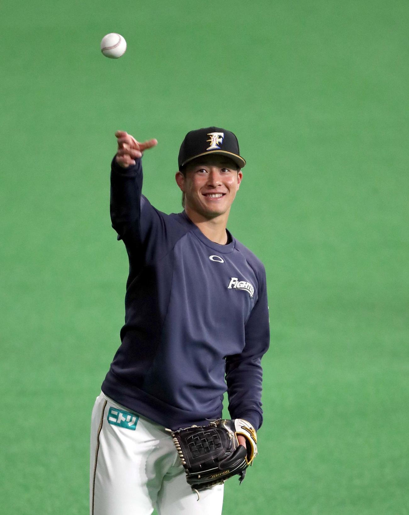 笑顔でキャッチボールをする日本ハム吉田（撮影・佐藤翔太）