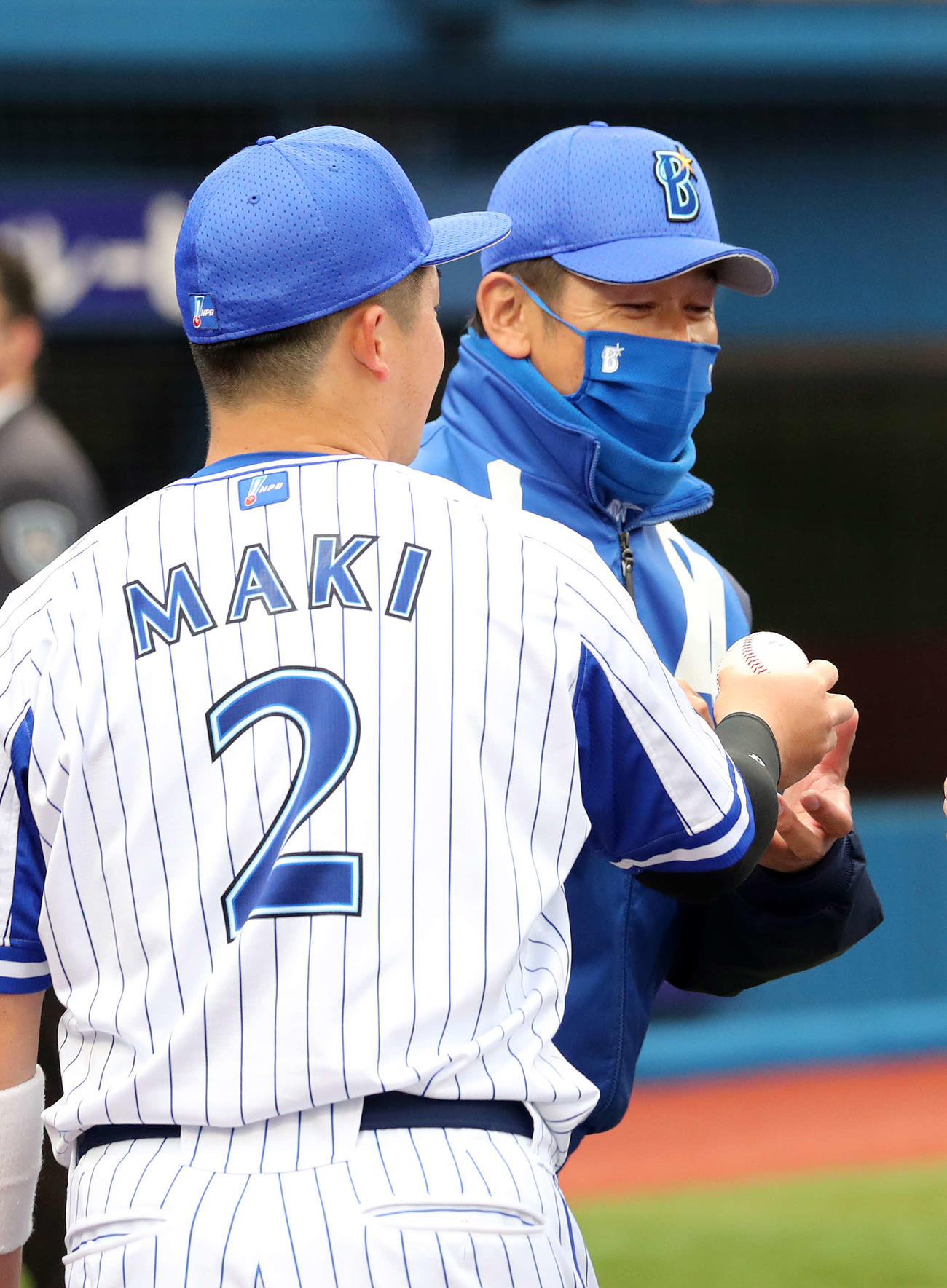 DeNA対オリックス　ウイニングボールを牧秀悟（左）からもらうDeNA三浦監督（撮影・鈴木正人）