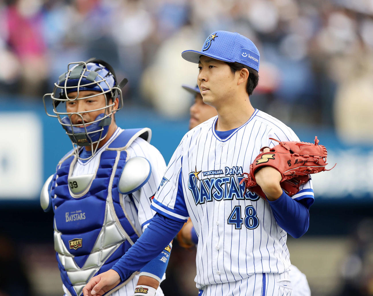 DeNA対オリックス　1回表、オリックスの攻撃を抑えベンチに引き揚げるDeNA京山（右）。左は嶺井（撮影・鈴木正人）