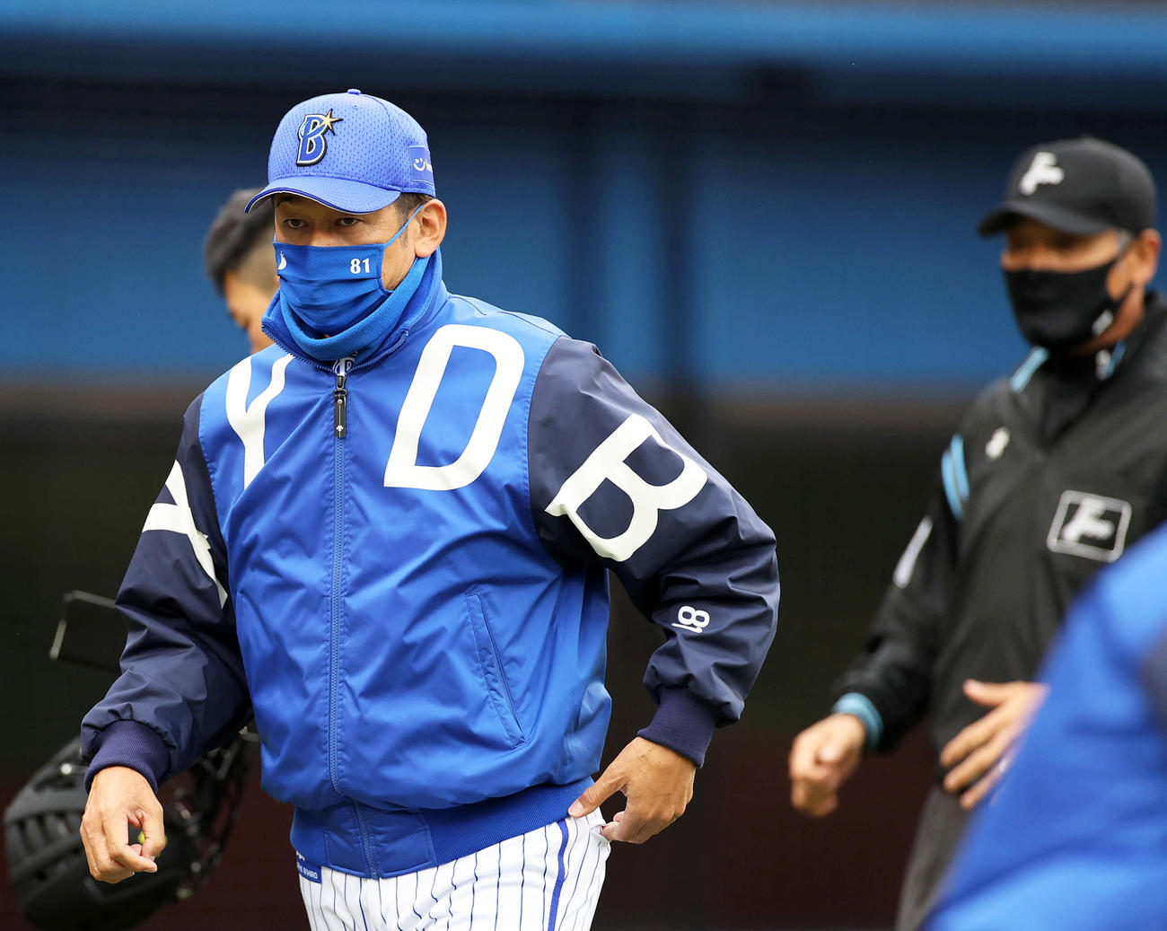 6回表、投手交代を告げるDeNA三浦監督（撮影・鈴木正人）