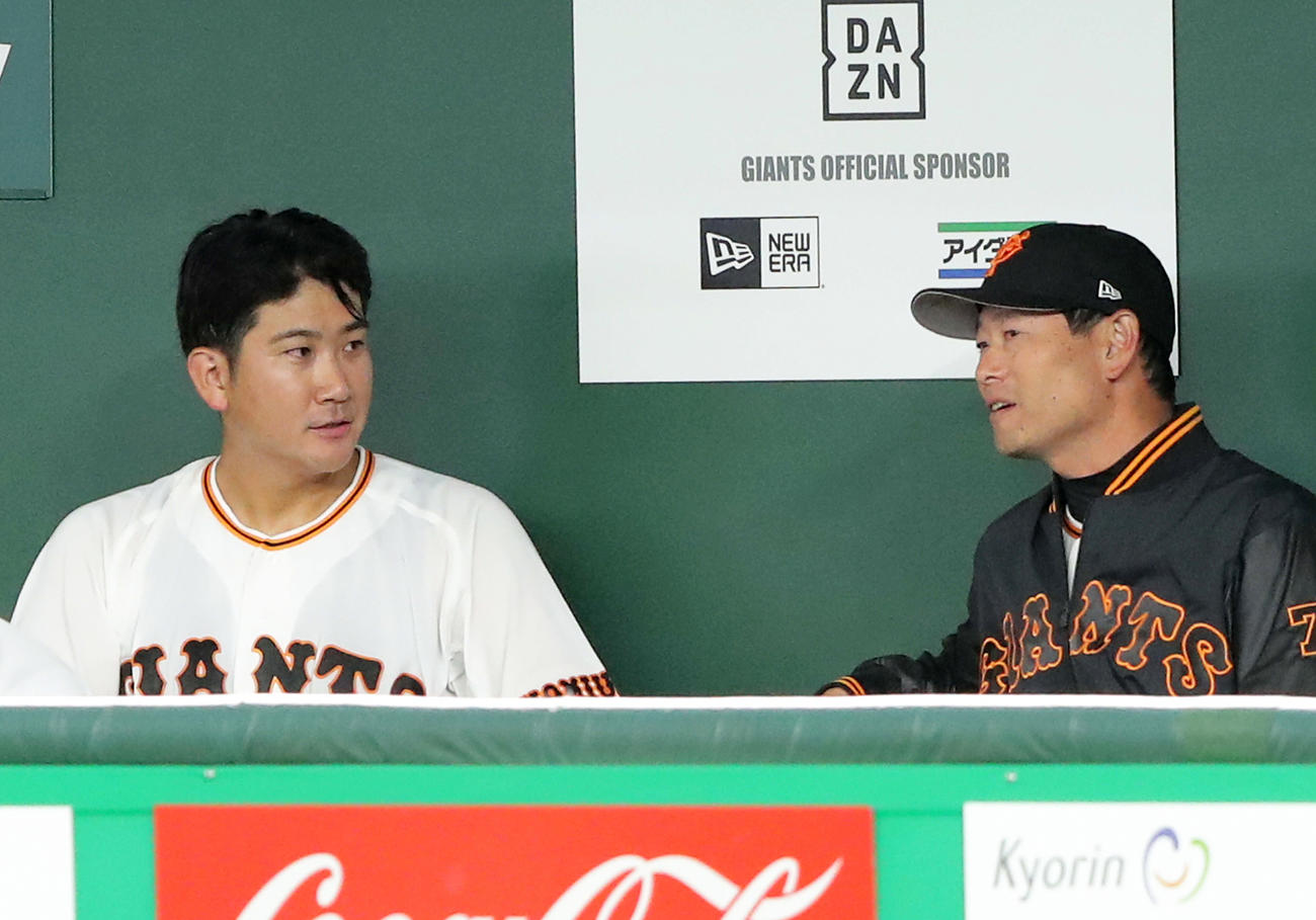 4日ヤクルト戦で3回表を抑え、ベンチで桑田真澄投手チーフコーチ補佐と話す巨人菅野智之