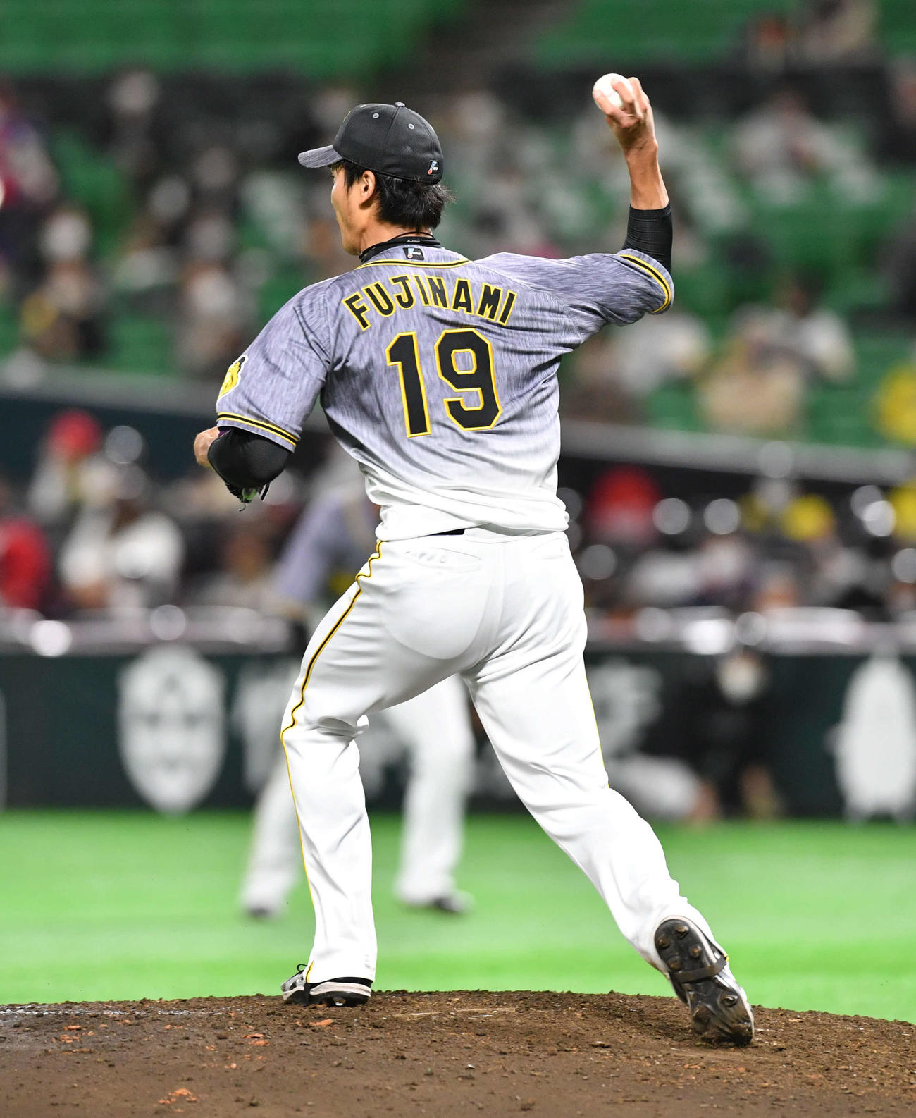 ソフトバンク対阪神　6回裏ソフトバンク1死二塁、二塁へけん制を投げる藤浪（撮影・岩下翔太）
