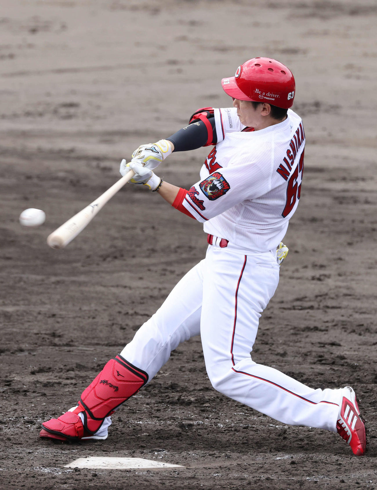 西川は適時内野安打を放つ（撮影・加藤孝規）