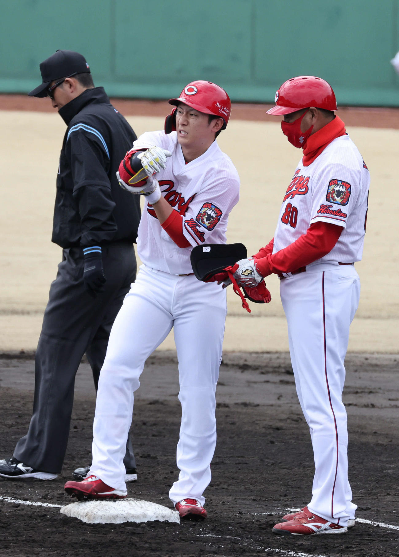 西川は適時内野安打を放つ（撮影・加藤孝規）
