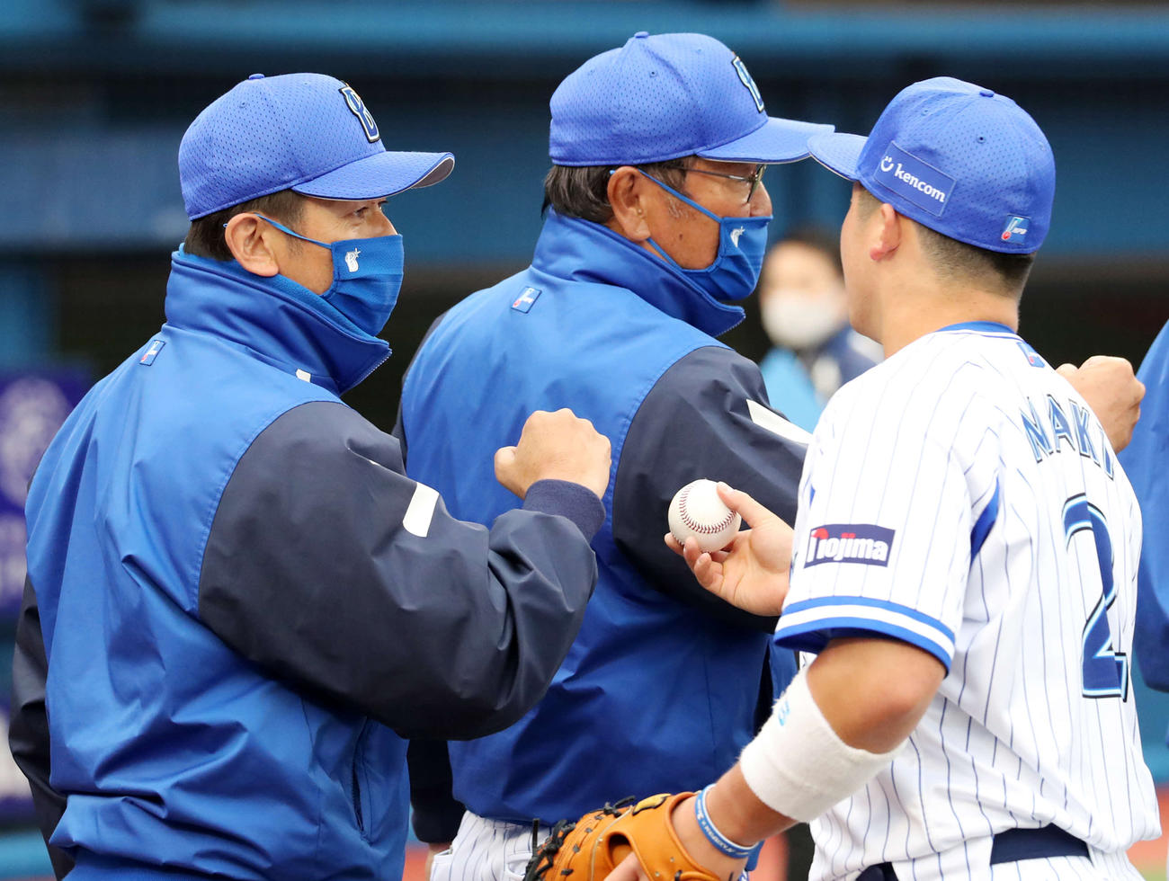 ウイニングボールを牧（右）から渡されるDeNA三浦監督（左）（撮影・鈴木正人）