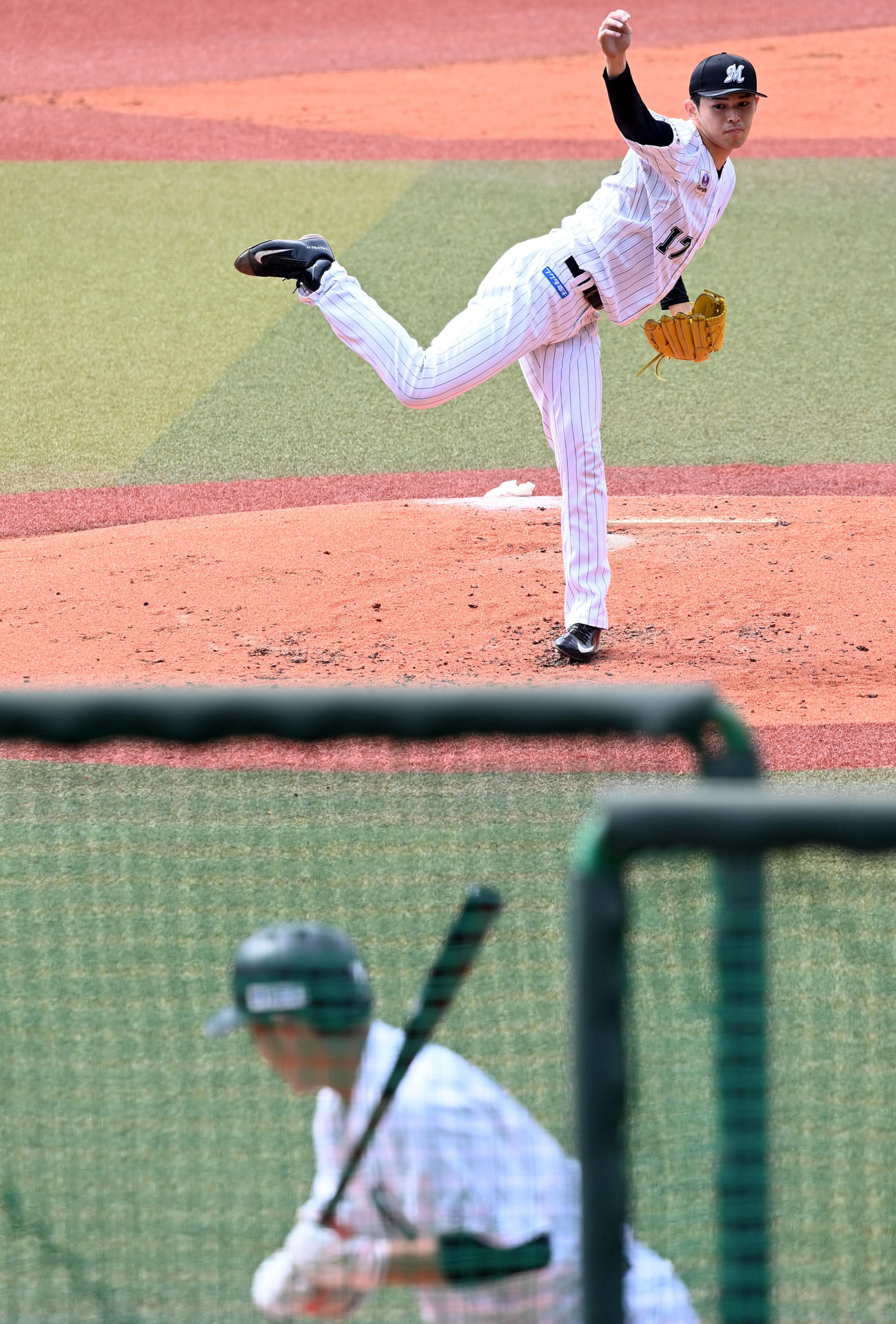 シート打撃に登板するロッテ佐々木朗希。打者安田（撮影・山崎安昭）