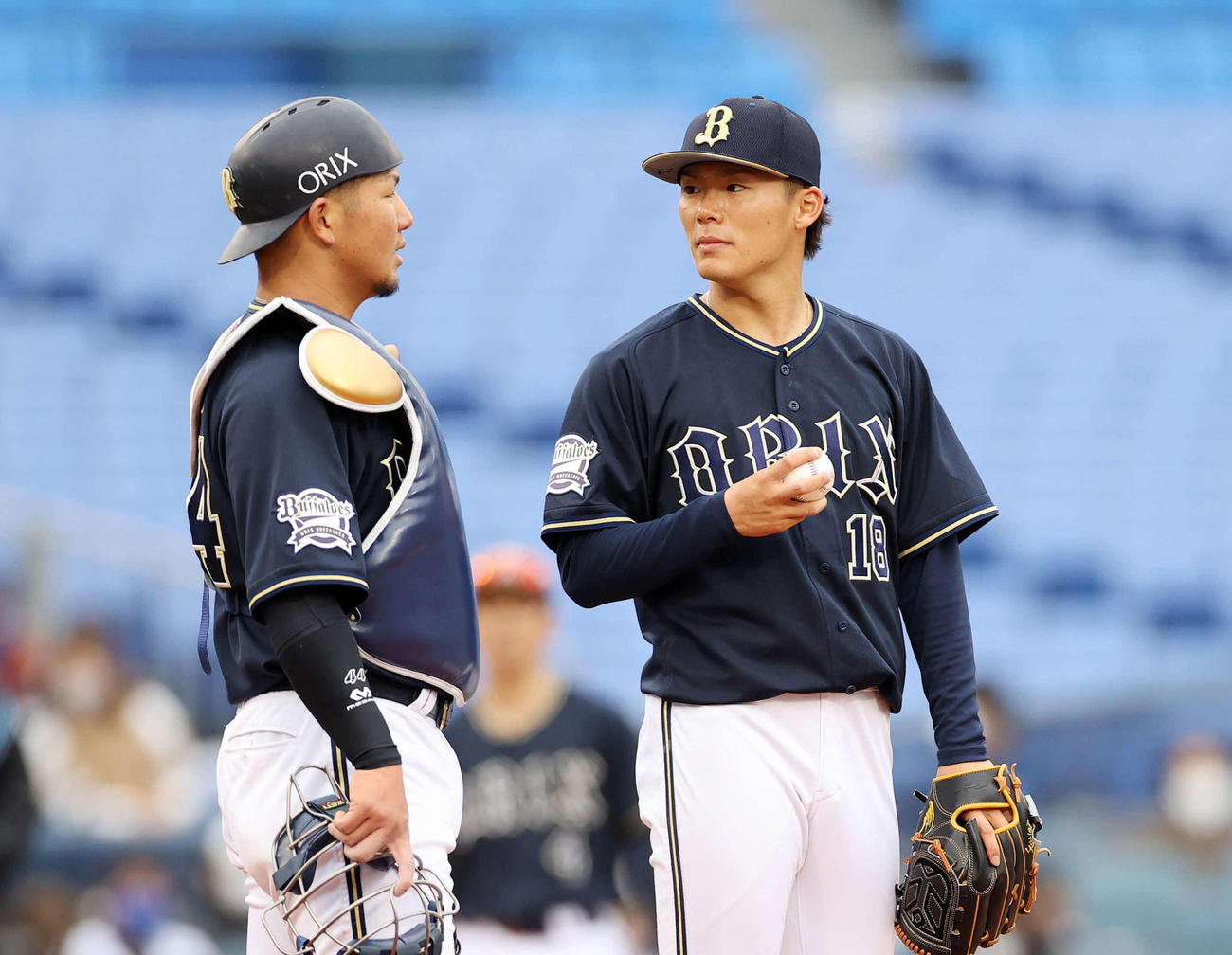 DeNA対オリックス　5回裏、頓宮（左）と話すオリックス山本（撮影・鈴木正人）