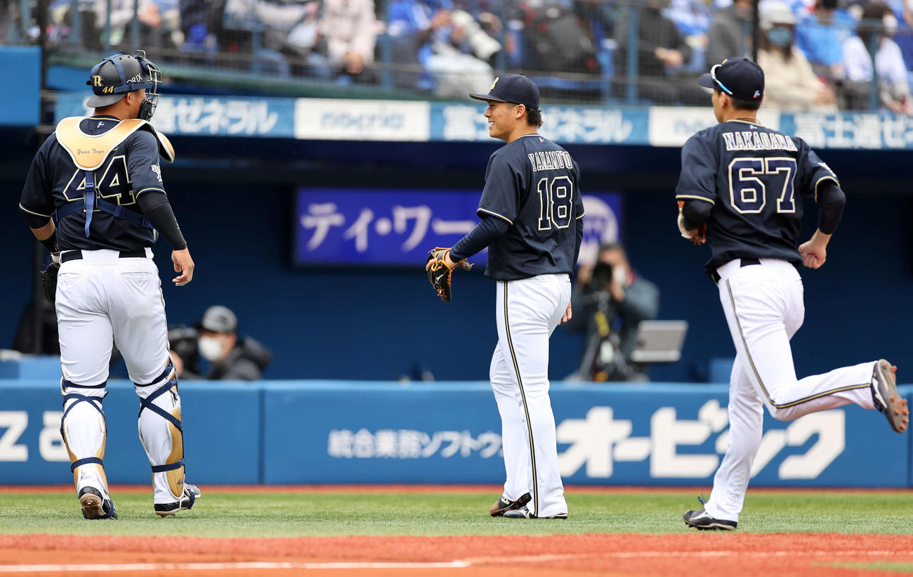 DeNA対オリックス　1回裏、DeNAの攻撃を抑えベンチに引き揚げるオリックス山本（中央）（撮影・鈴木正人）