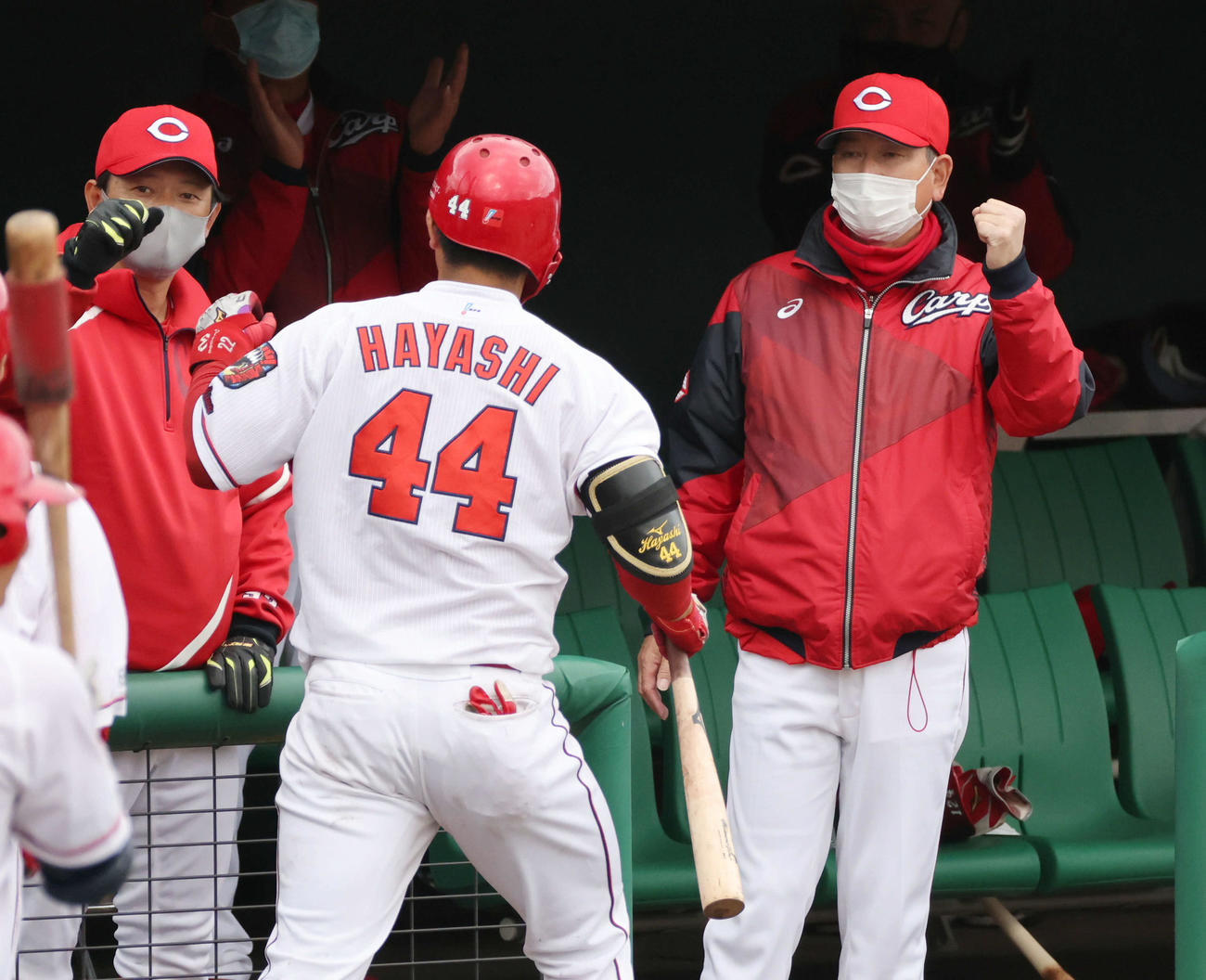 プロ野球教育リーグ広島対ソフトバンク　6回裏広島無死二塁、右越え2点本塁打を放った林を迎える高2軍監督（右）（撮影・加藤孝規）