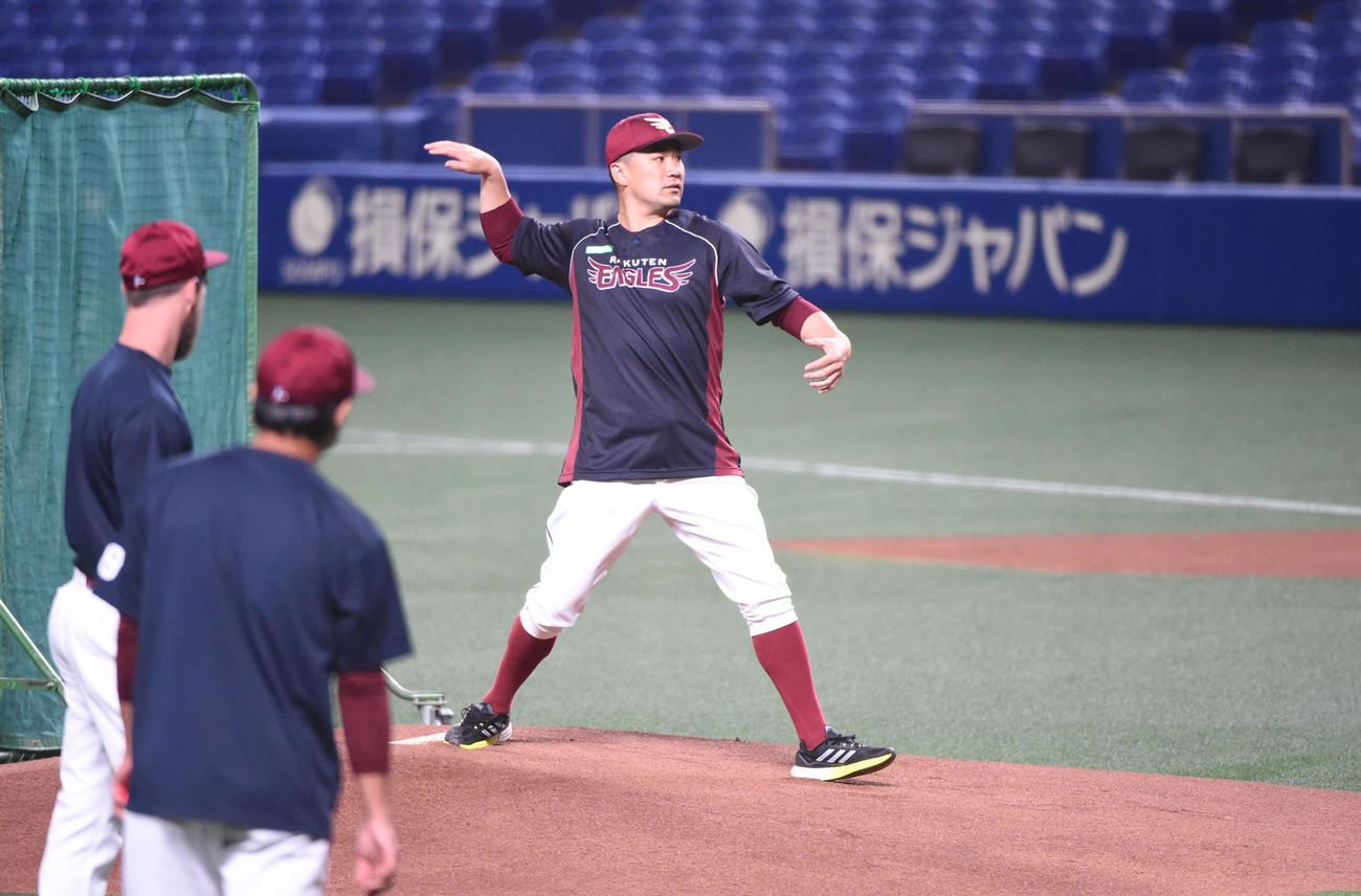 マウンドの感触を確かめる田中将（撮影・森本幸一）
