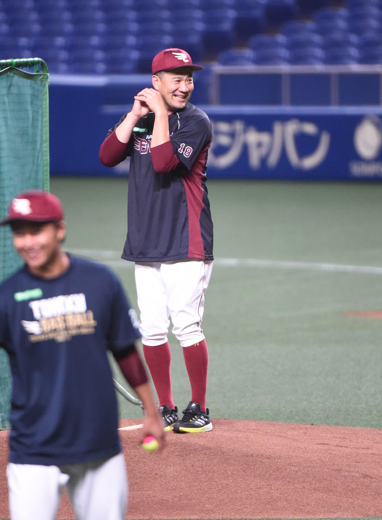 球場に到着しマウンドを確かめる楽天田中将（撮影・森本幸一）