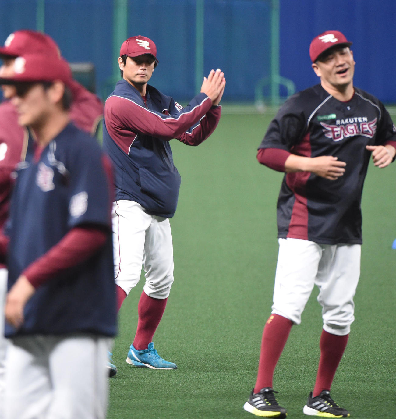 体をほぐす涌井秀章（中央）右は田中将大（撮影・森本幸一）