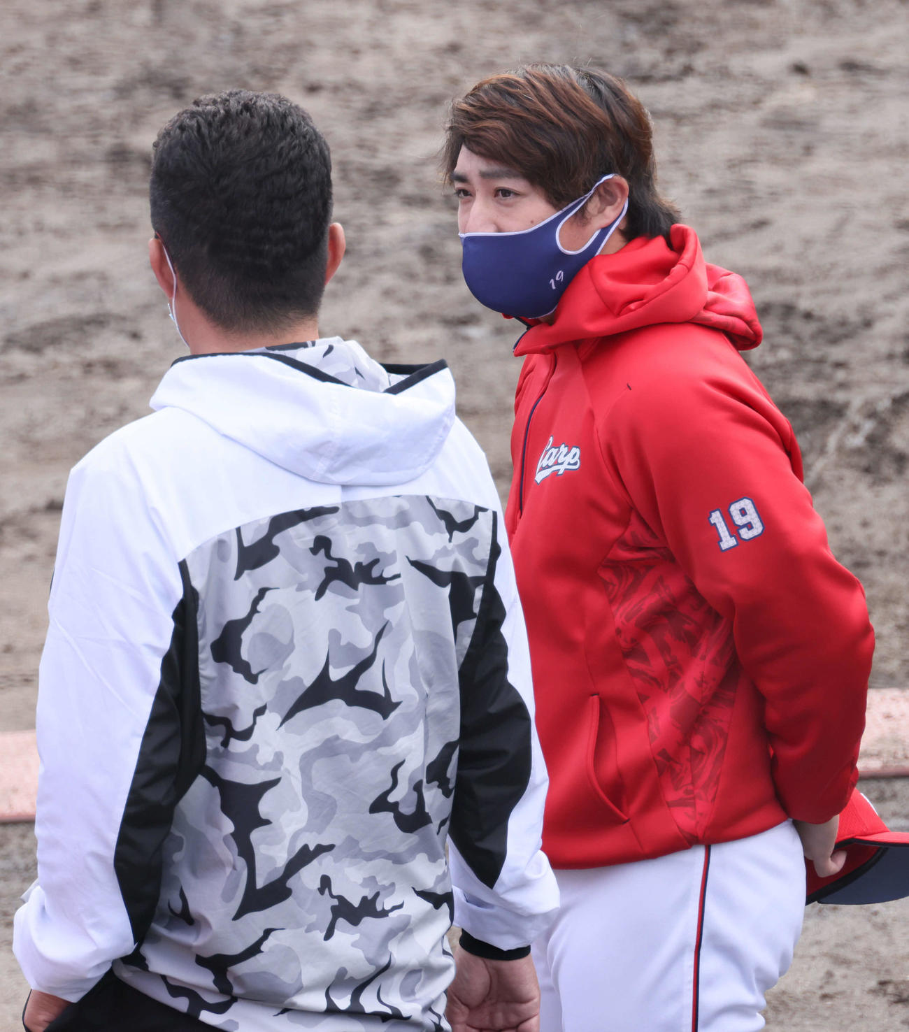プロ野球教育リーグ広島対ソフトバンク　試合を視察した佐々岡監督は先発した野村（右）と話す（撮影・加藤孝規）