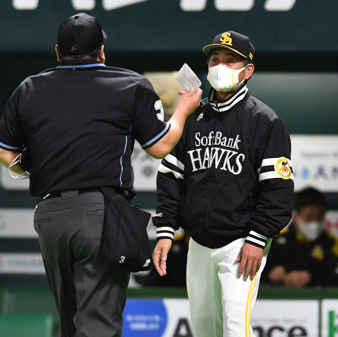 ソフトバンク対阪神　5回表阪神2死、投手の交代を告げる工藤監督（撮影・岩下翔太）
