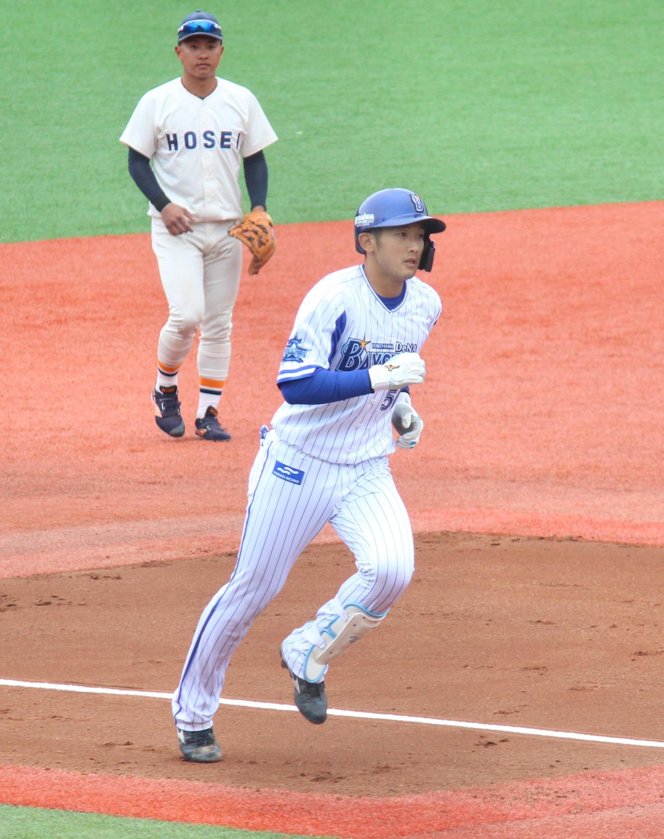 オープン戦　法大対DeNA2軍　1回裏DeNA1死、山本は左越えに先制のソロ本塁打を放つ（撮影・保坂恭子）