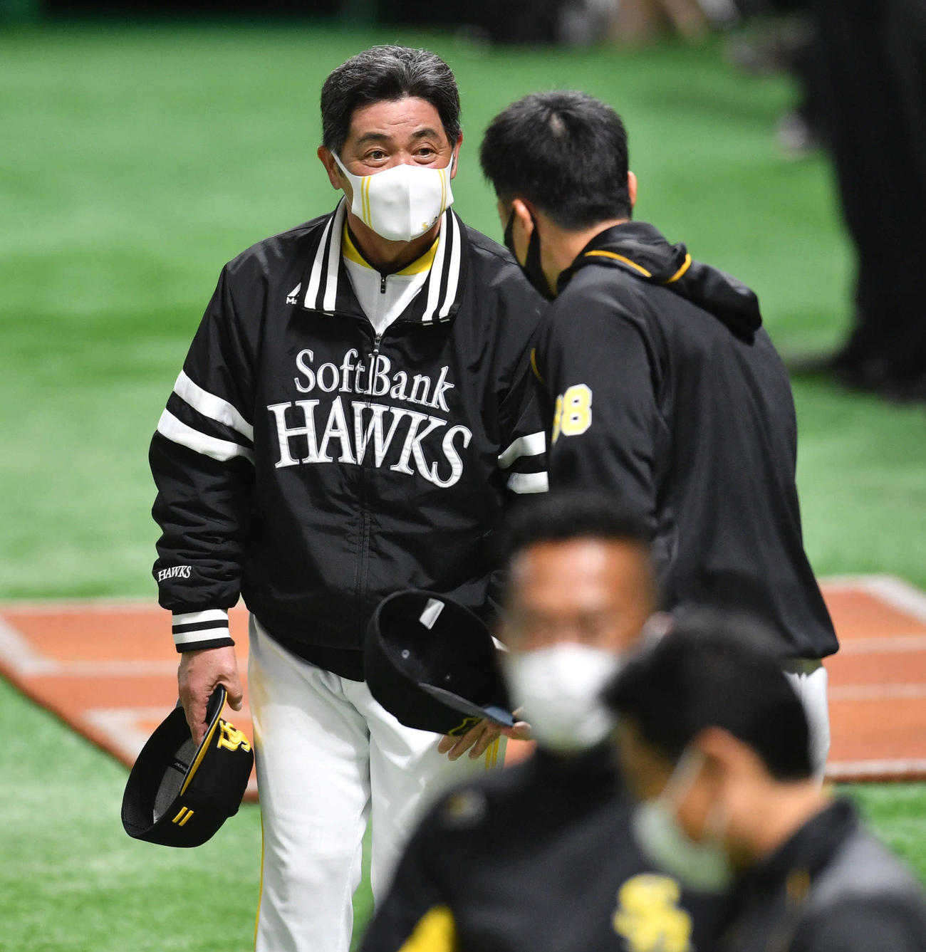 試合前、阪神・矢野監督（右）からあいさつされるソフトバンク・工藤監督（撮影・岩下翔太）