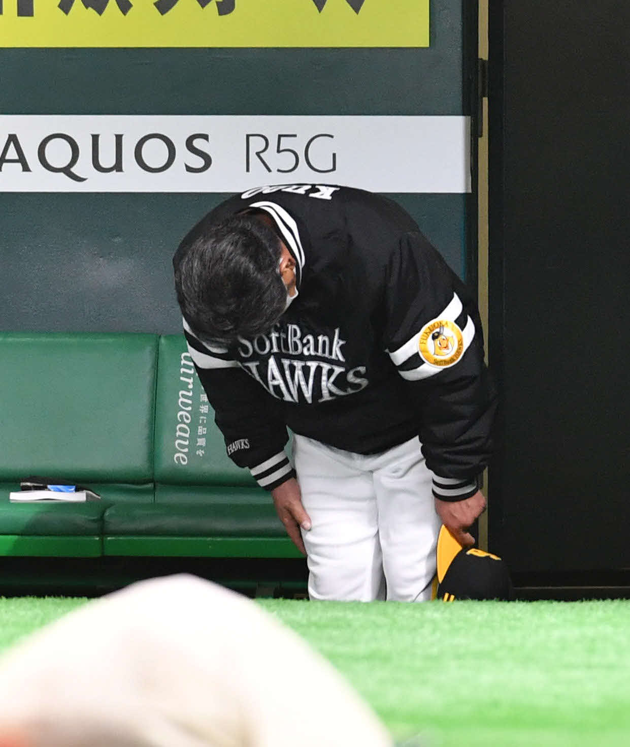 ソフトバンク対阪神　阪神に敗れ、グラウンドに一礼して引き揚げる工藤監督（撮影・岩下翔太）