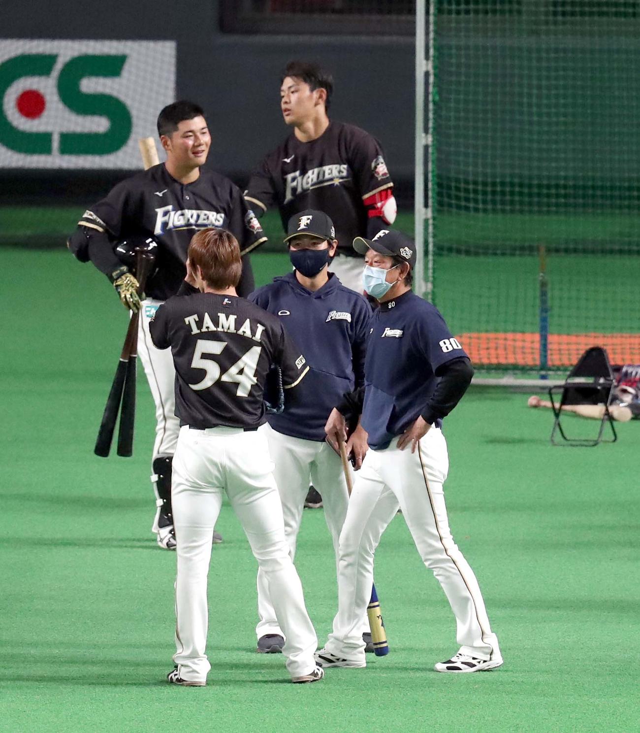 日本ハム清宮と野村の打撃投手を務めた玉井に声をかける栗山監督（右手前）（撮影・佐藤翔太）