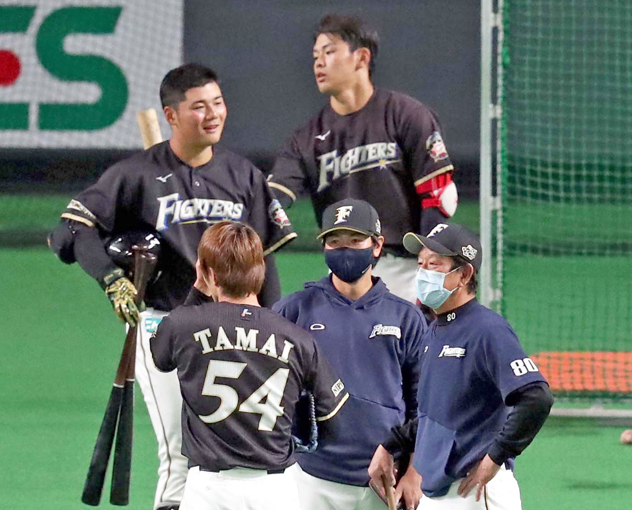 日本ハム清宮と野村の打撃投手を務めた玉井に声をかける栗山監督（右手前）（撮影・佐藤翔太）