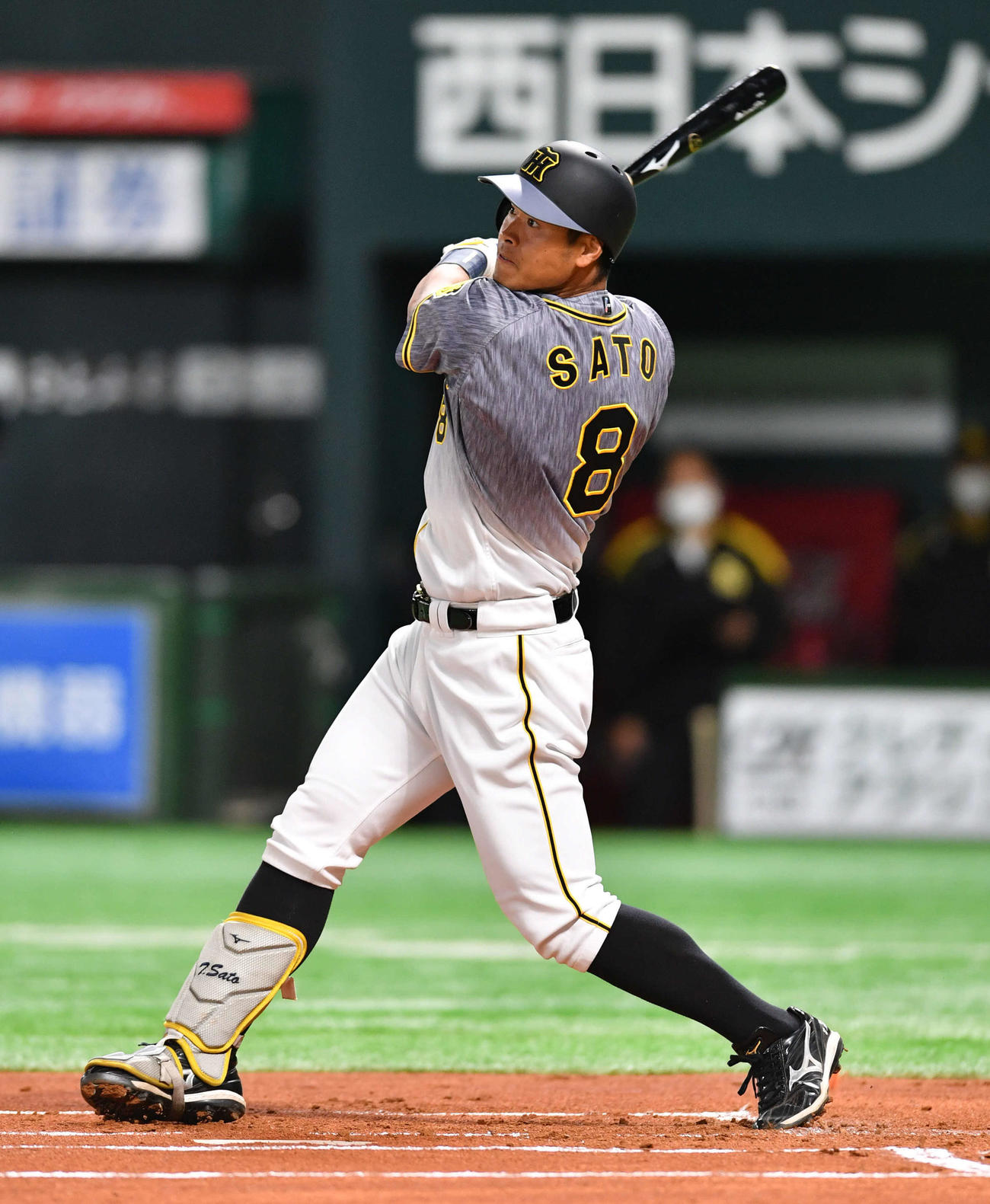 ソフトバンク対阪神　1回表阪神2死、佐藤輝は先制の左越え本塁打を放つ（撮影・岩下翔太）