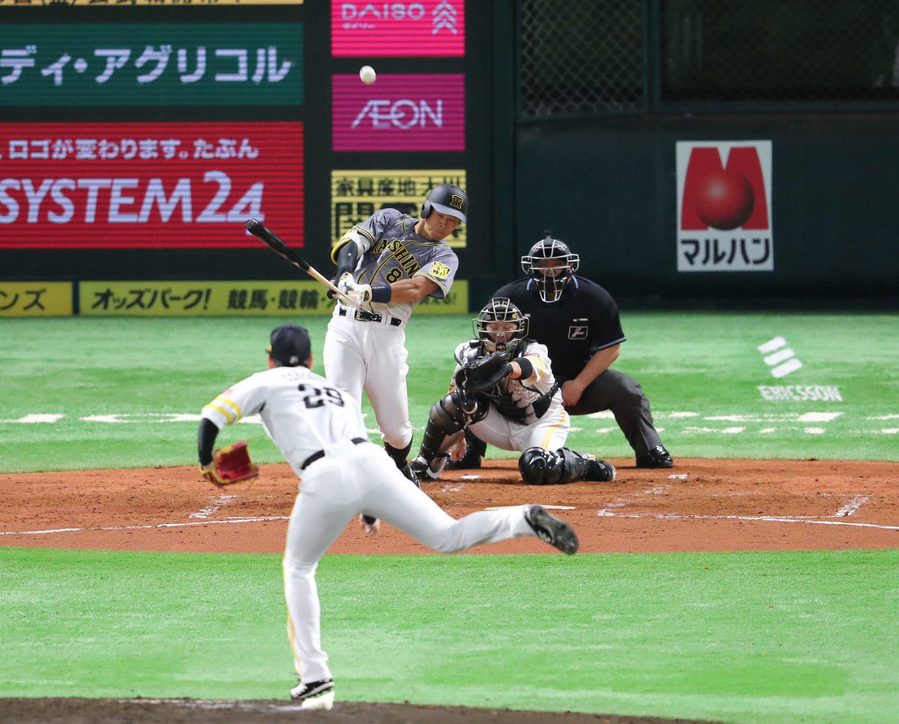 ソフトバンク対阪神　3回表阪神1死三塁、佐藤輝はバットを折られ二飛に終わる（撮影・梅根麻紀）