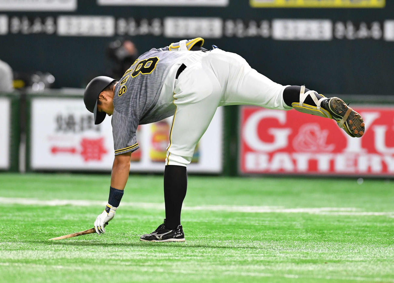 ソフトバンク対阪神　3回表阪神1死三塁、二飛に倒れ、折られたバットを拾う佐藤輝（撮影・岩下翔太）