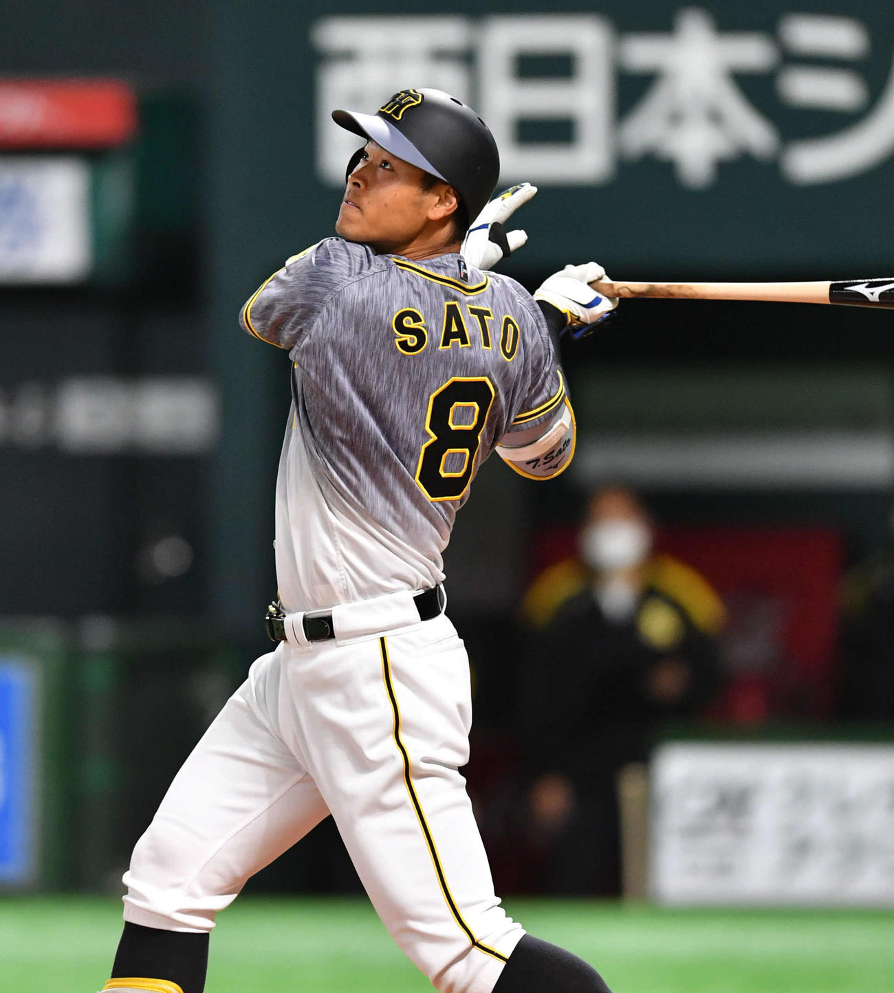 ソフトバンク対阪神　1回表阪神2死、佐藤輝は先制の左越え本塁打を放つ（撮影・岩下翔太）