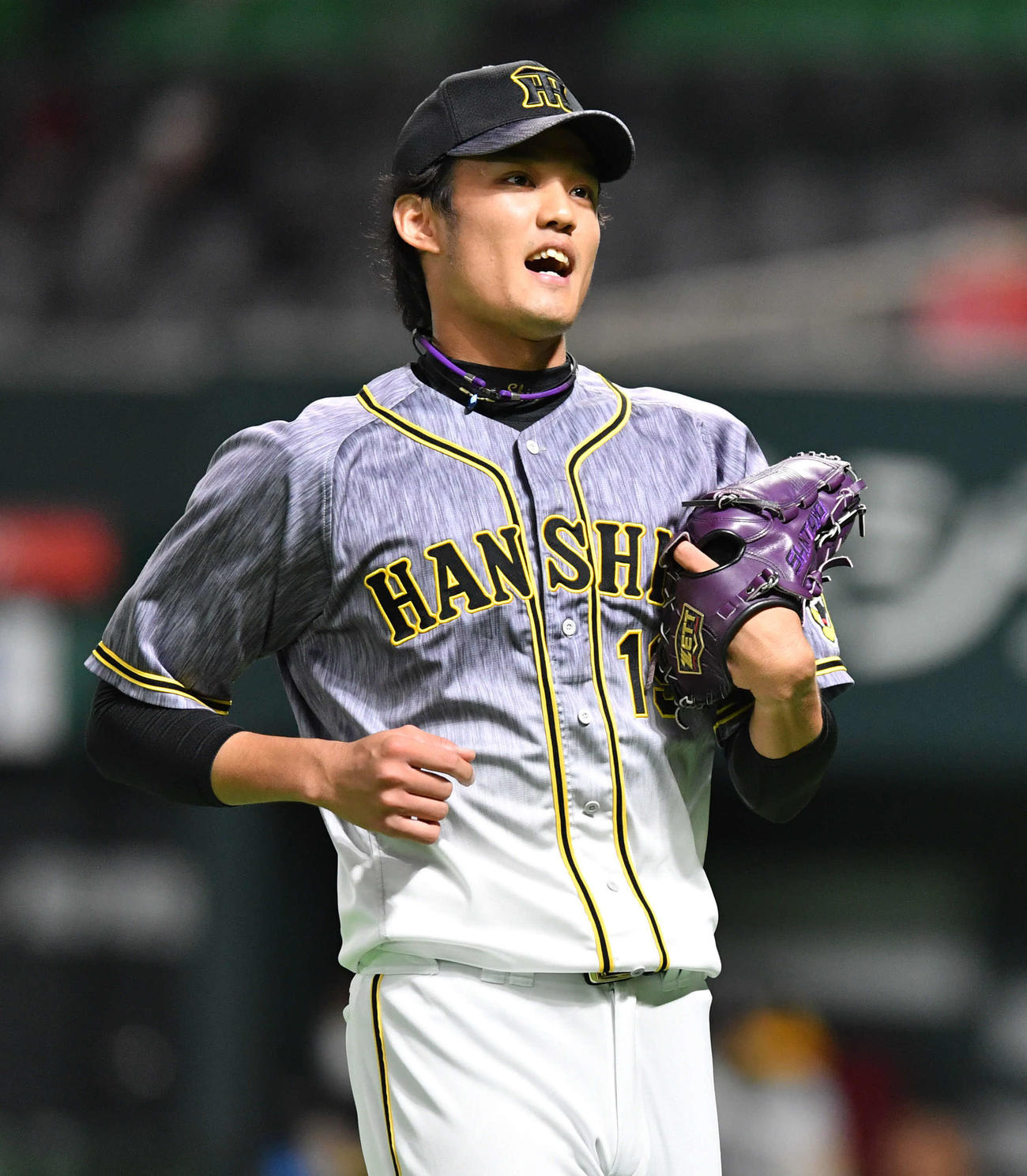 ソフトバンク対阪神　4回裏ソフトバンク1死一、二塁、川瀬晃を一直、飛び出した一塁走者をアウトとし、ほっとしたような表情でベンチへ戻る藤浪（撮影・岩下翔太）