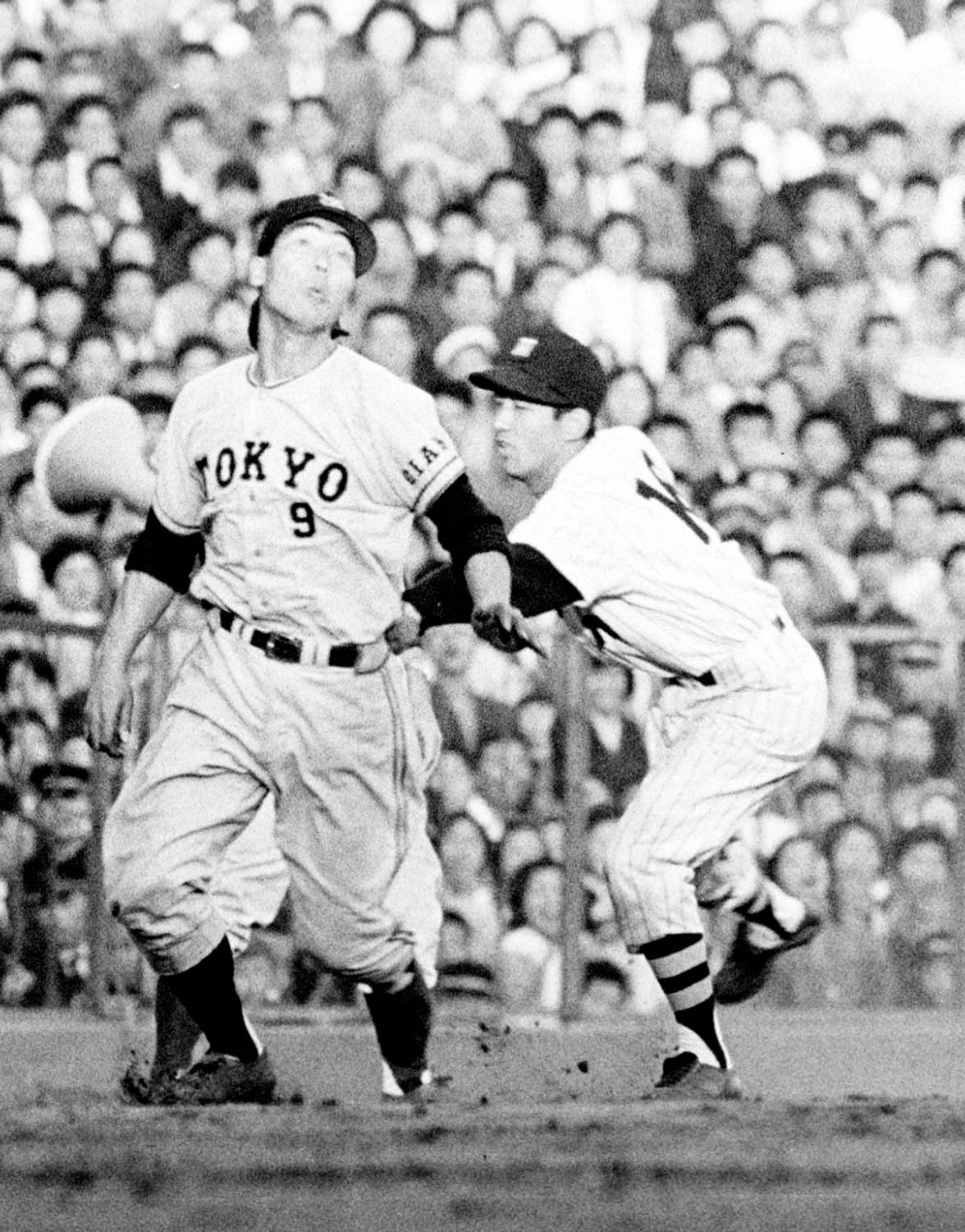 巨人戦で三塁走者藤尾茂にタッチする阪神三宅秀史三塁手（1961年）