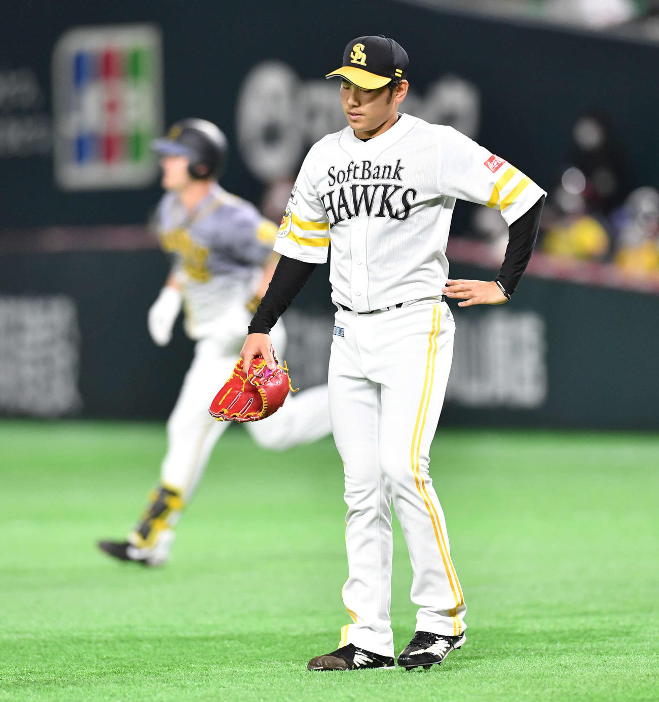ソフトバンク対阪神　2回表阪神無死、サンズ（左）に左越え本塁打を打たれ、腰に手を当てて肩を落とす石川（撮影・岩下翔太）