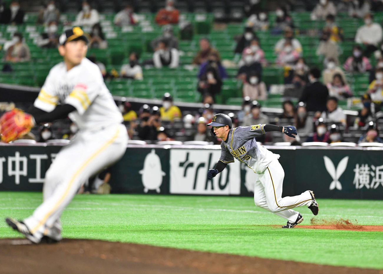 ソフトバンク対阪神　3回表阪神無死一塁、二盗に成功する近本、投手は石川（撮影・岩下翔太）