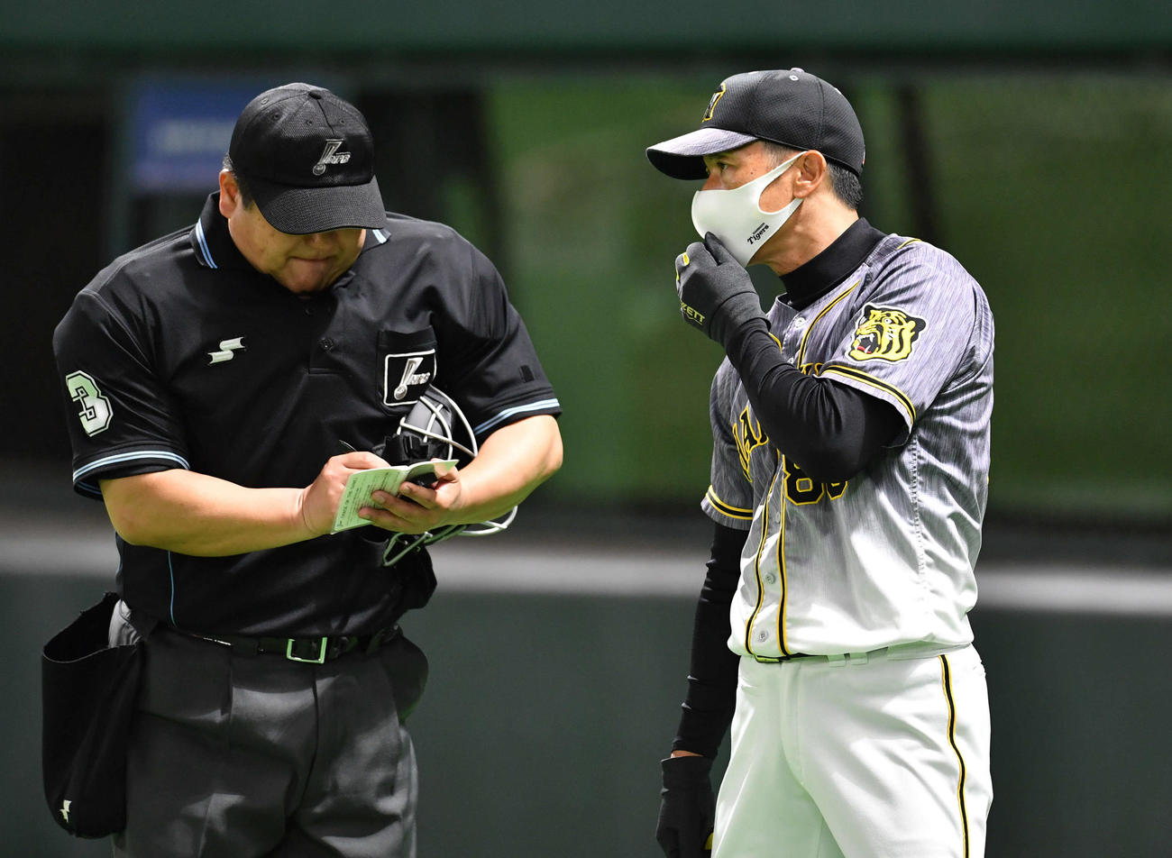 ソフトバンク対阪神　7回表終了後、投手の交代を告げる矢野監督（撮影・岩下翔太）