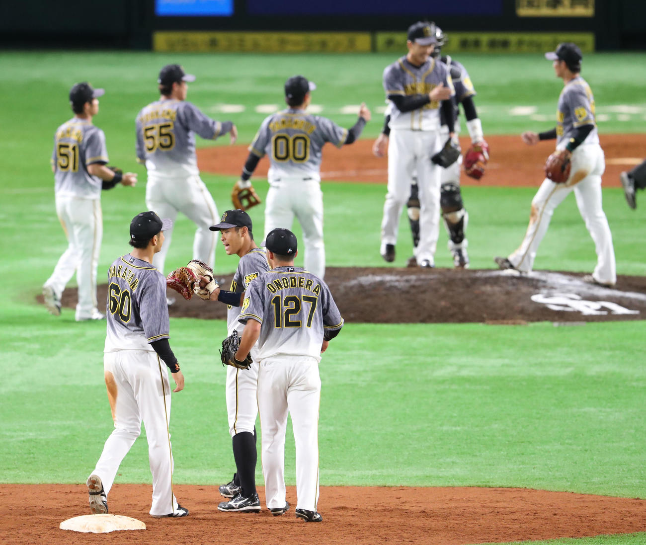 ソフトバンクに快勝しナインとタッチをかわす佐藤輝（手前中央）ら（撮影・梅根麻紀）