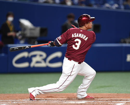 中前適時打を放った浅村栄斗（撮影・森本幸一）