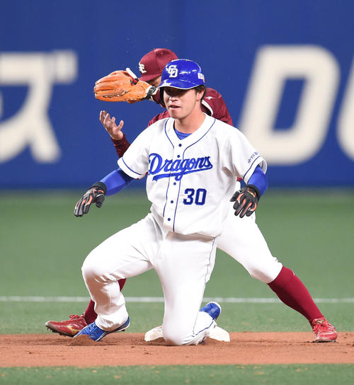 盗塁成功する三好（撮影・森本幸一）