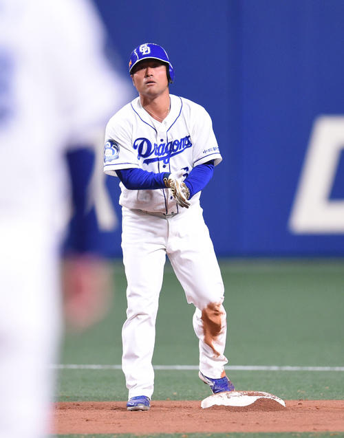 右適時二塁打を放った平田良介（撮影・森本幸一）