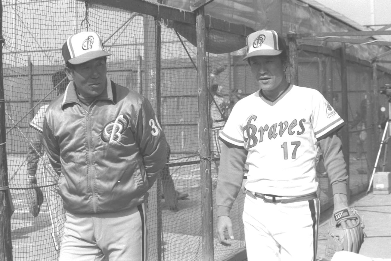 88年、阪急春季キャンプで言葉を交わす上田利治監督（左）と山田久志