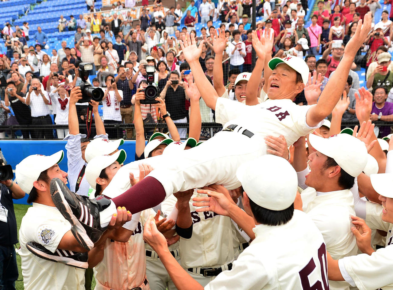 15年6月、就任1年目で全国制覇を果たしナインに胴上げされる早大・高橋広監督