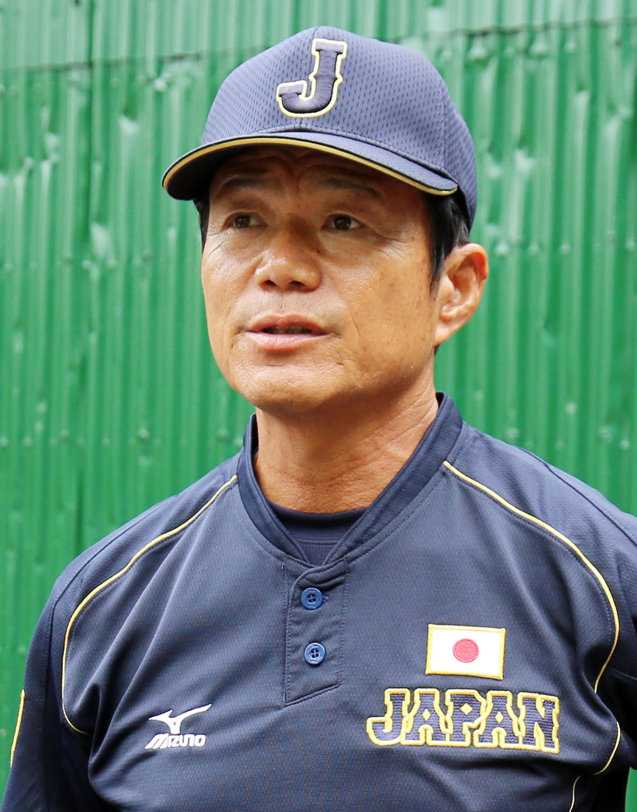 14年8月、U18日本代表の午前練習を終え取材を受ける高橋広監督