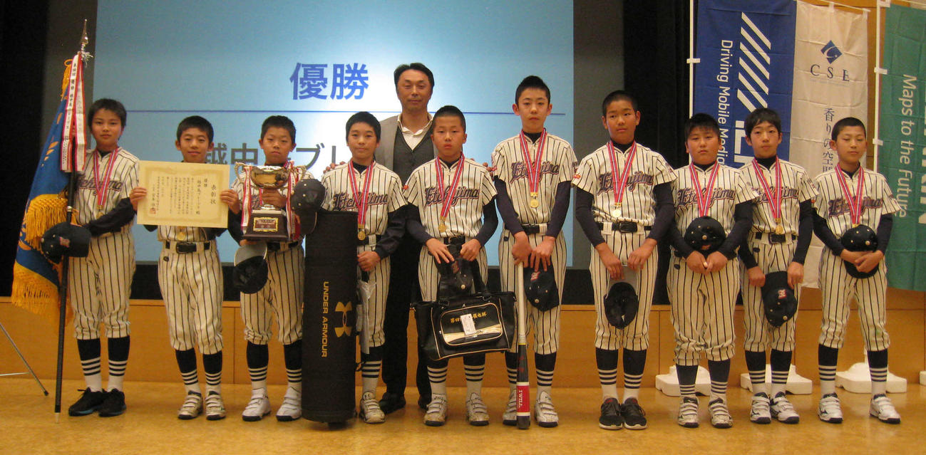 第4回大会で初優勝した越中島ブレーブスと宮本慎也氏（2020年1月撮影）