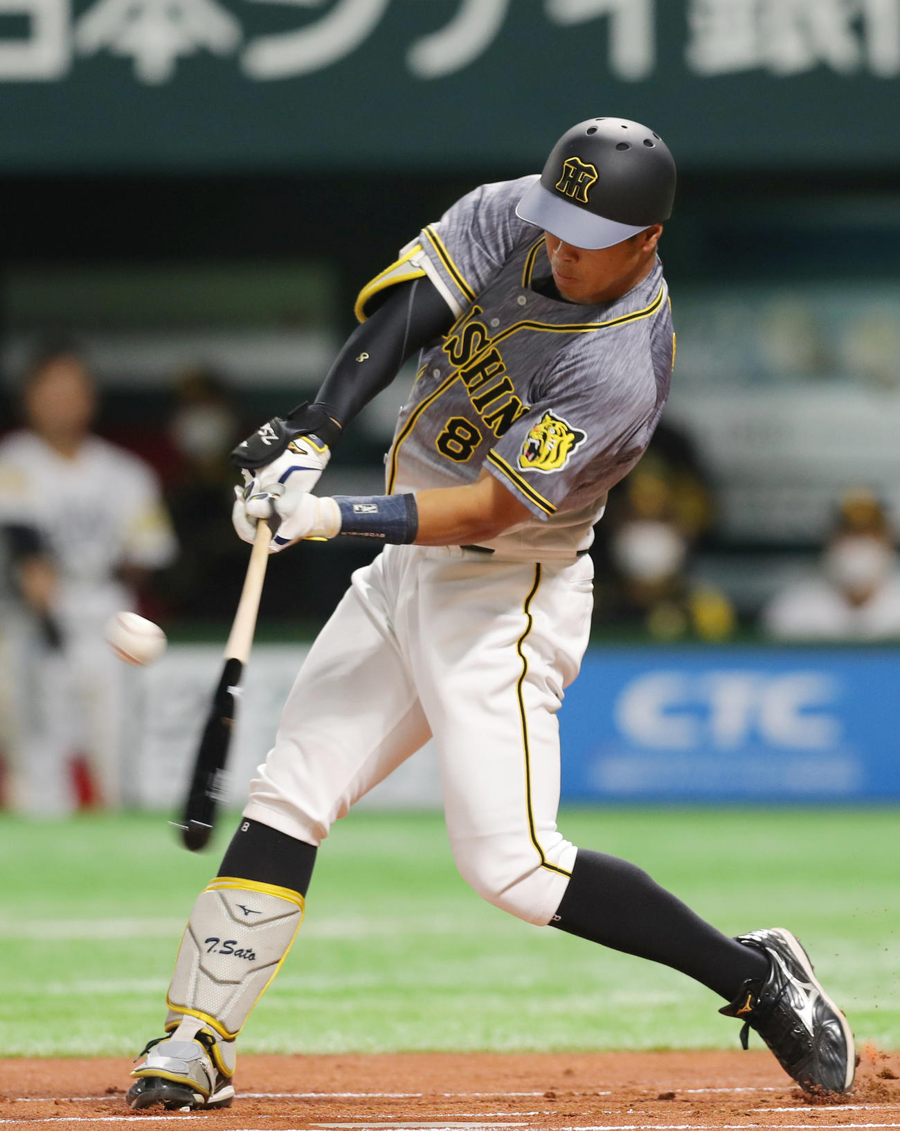 ソフトバンク対阪神　1回表阪神1死、左前打を放つ佐藤輝（撮影・前田充）