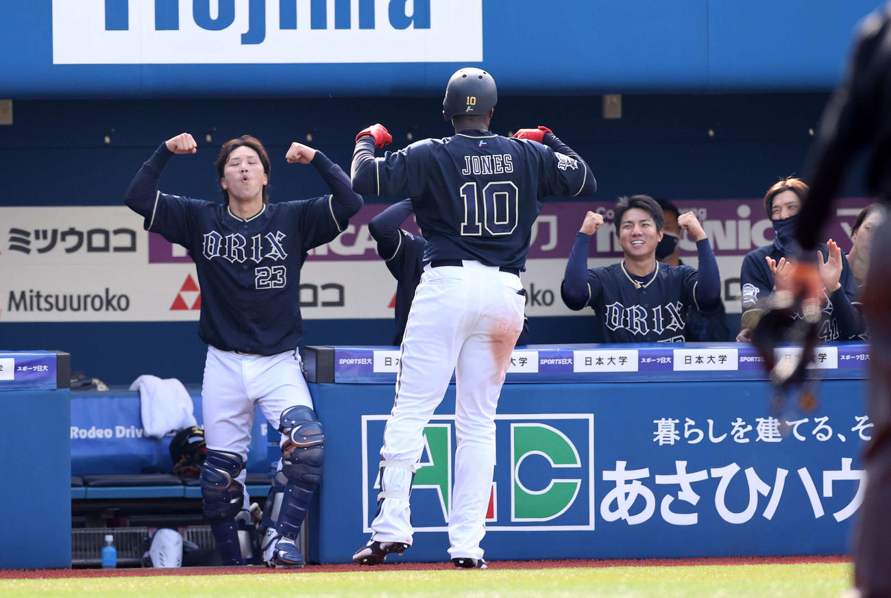 DeNA対オリックス　5回表オリックス1死、ジョーンズ（手前）右越え本塁打を喜び迎える選手たち（撮影・鈴木正人）