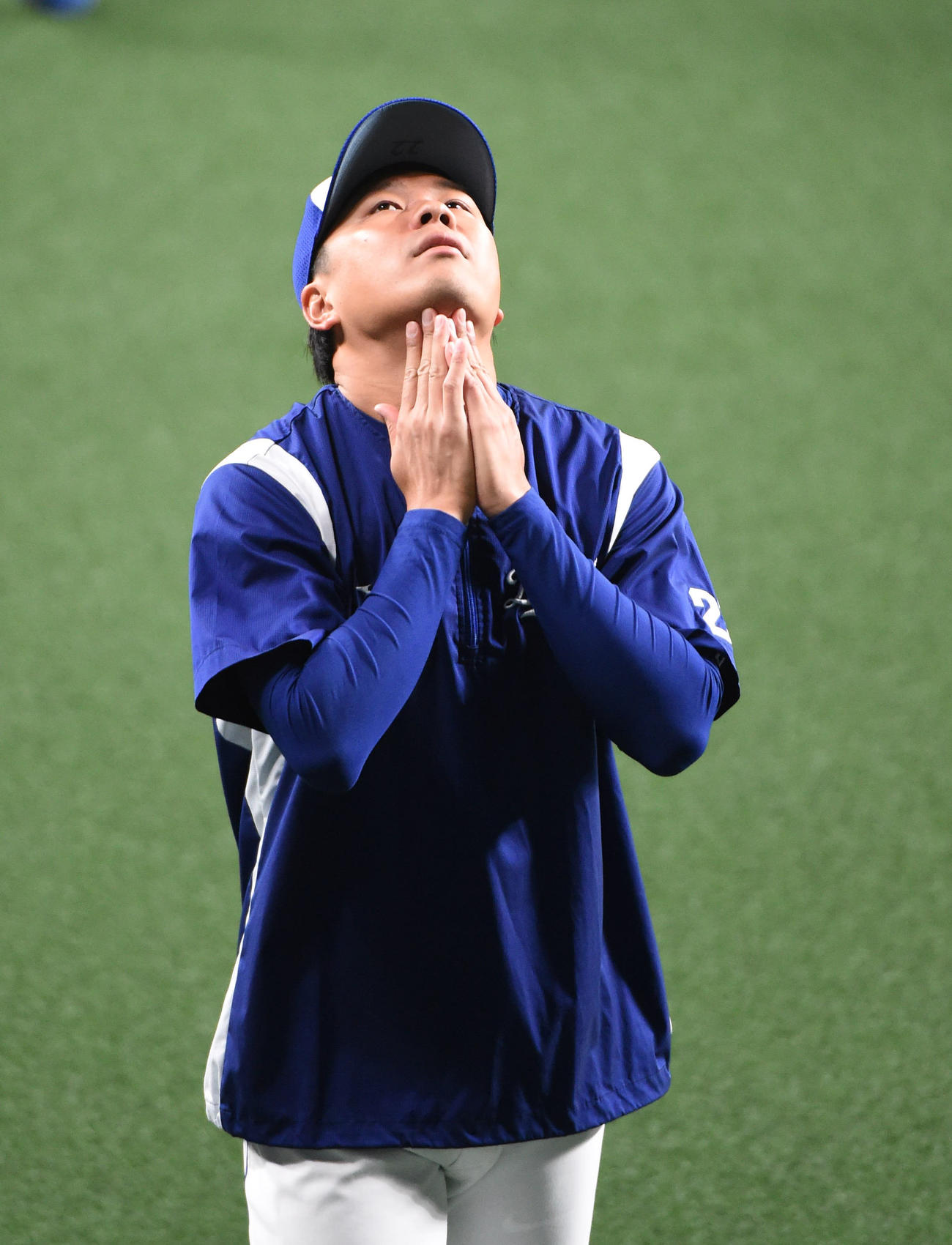ストレッチをする大野雄大（撮影・森本幸一）