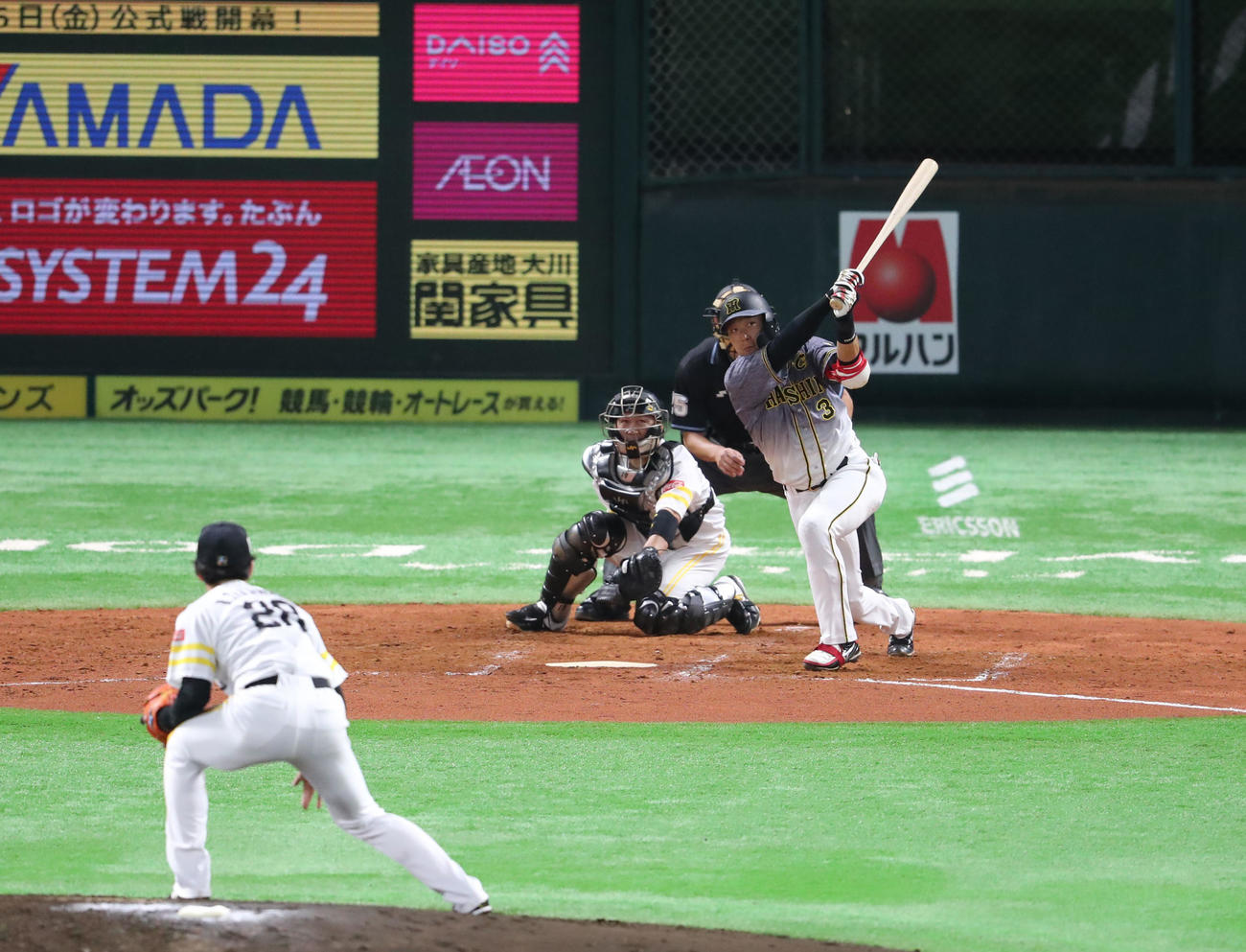 ソフトバンク対阪神　4回表阪神1死、大山悠輔は左越えに先制本塁打を放つ（撮影・梅根麻紀）