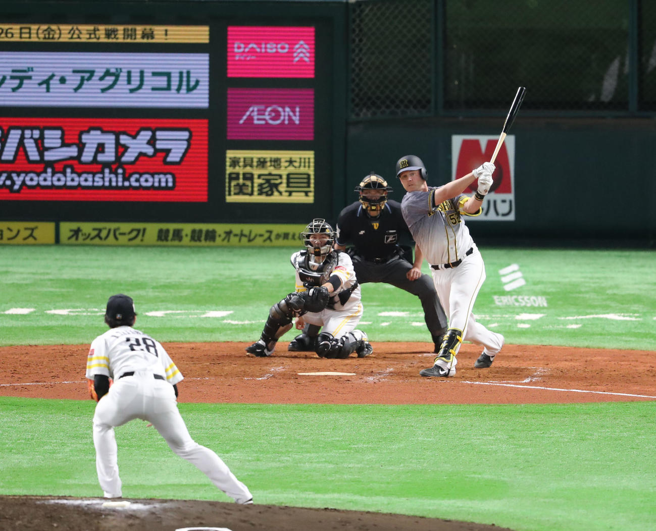 ソフトバンク対阪神　4回表阪神1死、サンズは左中間に本塁打を放つ（撮影・梅根麻紀）