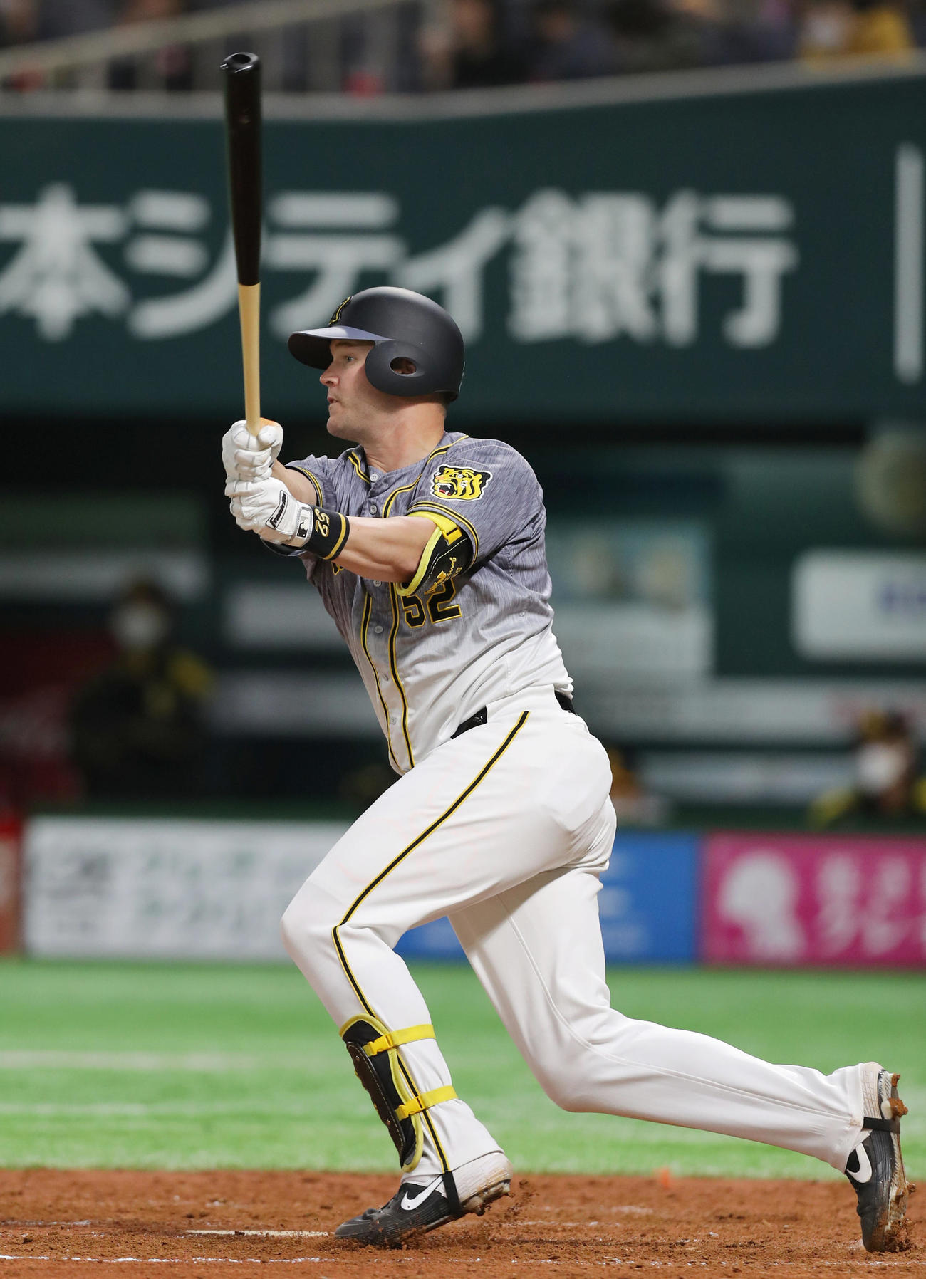 ソフトバンク対阪神　4回表阪神1死、左中間に本塁打を放つジェリー・サンズ（撮影・前田充）